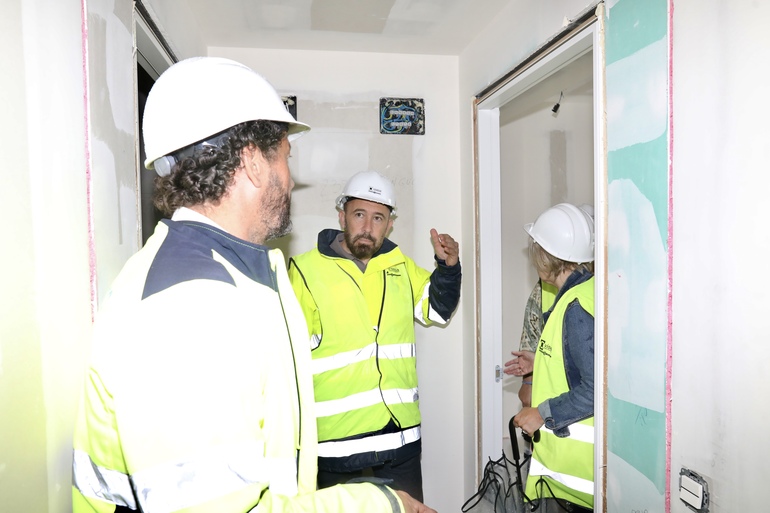 n770_Itxaso_recibe_explicaciones